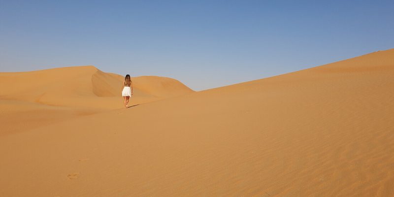 Sarah marche desert
